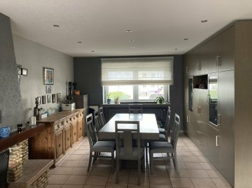 Immo Nordstrooss vous propose en vente une charmante maison libre des trois cotes située à proximité de commodités & nature sis sur une parcelle de +/- 2.73 ares.

Située dans un quartier calme et recherché, cette maison spacieuse et lumineuse est idéale pour une famille en quête de confort et de praticité.
Construite en 1978, la maison offre une surface habitable de +/- 139.5m2.
  
- Hall d'entrée accueillant
- Séjour spacieux et lumineux, idéal pour vos moments de détente
- Cuisine séparée, entièrement équipée
- Quatre chambres à coucher
- Salle de bain 
- Cave 
- Garage pour deux voitures et deux emplacements extérieur devant le garage

 À seulement quelques minutes à pied ou en vélo profitez d'un accès direct à l' Écoles (maternelle, primaire, secondaire), Structures d'accueil pour enfants, Supermarché et commerces de proximité, Équipements sportifs (salle de sport, terrains, etc.), Centre médical et services de santé, Parc naturel pour vos balades, sport ou détente,
Accès rapide à l'autoroute, idéal pour vos déplacements.

Pour tout renseignement complémentaire ou information veuillez nous contacter par email info@immonordstrooss.lu ou par Tél: 691 850 805.

Proposition de crédit/financement à taux compétitif auprès des banques Luxembourgeoise incluse dans nos services gratuits.