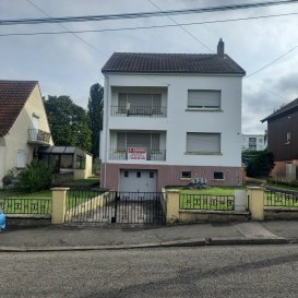 Belle maison individuelle d'une surface de 121 m²lumineuse près des commerces, de l'Allemagne,  des autoroutes,  comprenant  1 cuisine équipée un salon-séjour , 1 salle de bains avec une douche, 1 WC indépendant,  4 chambres, le double vitrage en PVC blanc,  le chauffage et la production d'eau chaude est au gaz,  une cave avec des pièces disposant de radiateurs,
une buanderie, un garage, un beau terrain avec une surface de  6 ares.