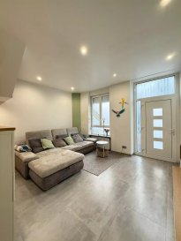 REAL G IMMO, vous propose cette belle maison familiale entièrement rénovée, offrant de beaux volumes et une excellente distribution des espaces.

Rez-de-chaussée :
	•	Hall d’entrée
	•	Salon lumineux
	•	Cuisine entièrement équipée avec coin à manger
	•	Véranda fermée avec accès direct à la terrasse et au jardin

1er étage :
	•	2 chambres à coucher
	•	Salle de douche

2ème étage :
	•	2 chambres à coucher
	•	Salle de douche

Grenier :
	•	1 pièce pouvant servir de bureau, salle de jeux ou espace polyvalent

Sous-sol :
	•	Local technique
	•	Buanderie
	•	Cave
	•	WC séparé

Caractéristiques techniques :
	•	Chauffage au gaz (2025)
	•	Façade en bon état
	•	Toiture en bon état
	•	Fenêtres PVC en bon état

Située à Niederkorn, à proximité des écoles, commerces, transports en commun et axes autoroutiers.

Possibilité de louer un garage box.

Nous restons à votre disposition pour tout renseignement complémentaire ou visite des lieux au 28 66 39 1.

Les prix s'entendent frais d'agence + TVA inclus.