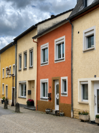 Située en plein cœur de Diekirch, dans une ruelle calme et pleine de caractère, cette agréable maison de ville offre une surface habitable d'environ 130 m².
Au rez-de-chaussée, vous découvrirez un lumineux séjour, une cuisine séparée avec accès direct à une cour intérieure entièrement fermée. Celle-ci mène à une buanderie ainsi qu'à une annexe offrant un espace de rangement supplémentaire. Un WC séparé complète ce niveau.
Le premier étage se compose de trois chambres ainsi que d'une salle de bains avec WC.
Au dernier étage, une vaste chambre offre un bel espace pouvant convenir comme suite parentale, chambre d'adolescent ou bureau.
La maison a bénéficié de rénovations partielles et dispose notamment de fenêtres à double vitrage.
Situation exceptionnelle en plein centre-ville
Ruelle calme et charmante
Surface habitable d'environ 130 m²
4 chambres
Cour intérieure privative
Buanderie et espace de stockage supplémentaire
Fenêtres double vitrage
Maison partiellement rénovée
Chauffage au fioul
Année de construction : avant 1950
Classe énergétique : G / G
Une belle opportunité pour une famille ou pour toute personne souhaitant profiter des commodités du centre-ville tout en bénéficiant d'un environnement agréable et authentique.