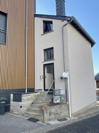 Découvrez ce magnifique studio à louer à Gonderange, Luxembourg. Proposé par AGENCE REINERT CARLO, cette propriété est exclusivement disponible sur athome.lu.

Détails de la propriété:
Ce studio spacieux de 50 m² récemment rénové est une opportunité en or pour les locataires recherchant confort et commodité, pour 1 personne ou éventuellement un couple. Doté d'une cuisine équipée séparée et d'une salle de douche moderne, cet espace est parfait pour ceux qui souhaitent un cadre de vie moderne et fonctionnel. Avec des raccordements Internet de haute qualité incluant la fibre optique, l'ethernet et la ligne téléphonique, vous disposez de tout le nécessaire pour rester connecté. Le chauffage électrique assure une ambiance chaleureuse même lors des hivers les plus froids.

Équipements à proximité:
Situé dans le quartier paisible de Gonderange, ce studio offre un environnement accueillant pour toutes les générations. À proximité, les résidents peuvent profiter de plusieurs écoles, pratiques pour les familles. Pour vos besoins de shopping et de gastronomie, plusieurs boutiques et restaurants sont facilement accessibles. Les espaces verts et parcs alentours invitent à la détente en plein air et aux activités de loisirs. Les services de santé sont bien desservis dans la région, pour votre tranquillité d'esprit. De plus, le réseau de transport assure un accès facile et rapide vers les principales villes environnantes.

Ne manquez pas cette opportunité unique! Pour planifier une visite, contactez-nous via le formulaire de contact ou par téléphone.