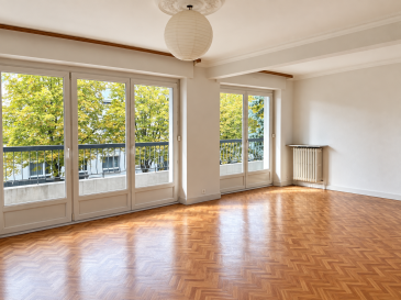 THIONVILLE ? F5 100 m² ? TERRASSE ? GARAGE ? CAVE Situé rue des Horticulteurs à Thionville, au 2? étage d'une résidence bien entretenue, découvrez cet agréable appartement F5 de 99 m², offrant de beaux volumes et une distribution fonctionnelle. Il se compose d'une entrée, d'un spacieux double séjour bénéficiant d'un accès à une terrasse de 12m², d'une cuisine moderne avec cellier attenant, de trois chambres, d'une salle de bains avec douche et d'un WC indépendant.
 Une cave ainsi qu'un garage privatif complètent ce bien. 
 Prestations
 Surface habitable : 100 m² - Terrasse : 12m² - Double séjour - Cuisine moderne avec cellier - 3 chambres
Double vitrage PVC - Volets roulants, Chauffage collectif au gaz, Installation électrique entièrement refaite - Cave - Garage 
 Résidence bien entretenue 
Un appartement familial aux volumes confortables, bénéficiant d'une terrasse et de dépendances appréciables, à proximité des commodités de Thionville.