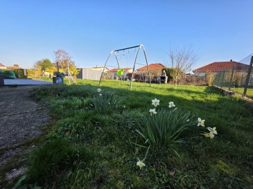 REF/706

Maison mitoyenne d'un seul côté entièrement rénovée sur environ 122 m² avec sous-sol aménagé et garage.

_ En rez-de-chaussée: dégagement desservant, un espace d'environ 10 m², un autre pièce d'environ 24,48 m², espace buanderie, spacieux garage d'environ 25 m² avec fosse et porte motorisée. 

_ 1er étage: palier desservant 3 chambres, une salle d'eau, un WC séparé,  un salon/séjour, une cuisine équipée.

Une cours à l'avant avec son jardin ainsi qu'une terrasse.

Fenêtres double vitrage PVC, chauffage climatisation réversibles, radiateurs à inerties ainsi qu'un poêle à granulés sur la partie salon/séjour.

Le bien a été entièrement rénové avec goût, que ce soit les sols, la plâtrerie, la façade ainsi que son isolation, la toiture...

Consommation énergétique primaire: C
Consommation énergétique finale: A

Les informations sur les risques auxquels ce bien est exposé sont disponibles sur le site Géorisques

N'hésitez pas à prendre contact auprès de NOUVELLE AGENCE SAINT CHRISTOPHE AU [Coordonnées masquées] ou demandez SANDRA au [Coordonnées masquées], agent immobilier inscrite au RCS de Metz sous le n° 831 288 303