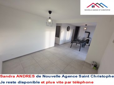 REF/706

Maison mitoyenne d'un seul côté entièrement rénovée sur environ 122 m² avec sous-sol aménagé et garage.

_ En rez-de-chaussée: dégagement desservant, un espace d'environ 10 m², un autre d'environ 24,48 m², espace buanderie, spacieux garage d'environ 25 m² avec fosse et porte motorisée. 

_ 1er étage: palier desservant 3 chambres, une salle d'eau, un WC séparé,  un salon/séjour, une cuisine équipée.

Une cours à l'avant avec son jardin ainsi qu'une terrasse.

Fenêtres double vitrage PVC, chauffage climatisation réversibles, radiateurs à inerties ainsi qu'un poêle à granulés sur la partie salon/séjour.

Le bien a été entièrement rénové avec goût, que ce soit les sols, la plâtrerie, la façade ainsi que son isolation, la toiture...

Consommation énergétique primaire: C
Consommation énergétique finale: A

Les informations sur les risques auxquels ce bien est exposé sont disponibles sur le site Géorisques

N'hésitez pas à prendre contact auprès de NOUVELLE AGENCE SAINT CHRISTOPHE AU [Coordonnées masquées] ou demandez SANDRA au [Coordonnées masquées], agent immobilier inscrite au RCS de Metz sous le n° 831 288 303