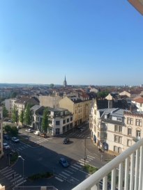 STUDIO  PROXIMITE GARE.  Metz Sablon, rue de l\'Argonne à proximité de la Gare et du Lycée Louis Vincent, nous vous proposons un studio avec coin kitchenette (plaque électrique, frigo table top) , salle de douche/WC, placards, grand balcon avec vue dégagée. - 8ème et dernier étage avec ascenseur -<br> Vous disposerez également d\'une cave et d\'un emplacement de stationnement intérieur sécurisé<br> LIBRE IMMEDIATEMENT<br> Loyer 380EUR + 80EUR de charges (eau, chauffage collectif, électricité et entretien des communs).<br><br><br> AGENCE VENNER 03 87 63 60 09<br> ACHAT // VENTE // LOCATION // GESTION<br>  