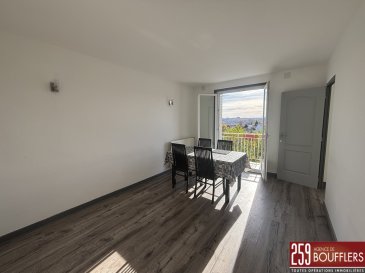NANCY/BOUFFLERS - APPARTEMENT 4 PIECES AVEC BALCON.  En Exclusivité ! NANCY, secteur BOUFFLERS/BUTHEGNEMONT. Appartement de 4 pièces principales, d'une surface de 60.40m2 CARREZ, situé au 4ème et dernier étage d'une copropriété. Offrant : une entrée, un salon/séjour avec accès sur un balcon (vue dégagée sur le parc privatif arboré de la copropriété), une cuisine séparée équipée, 3 chambres, une salle d'eau, une buanderie et un WC séparé. Cave privative de 4.60m2 au sous-sol. Chauffage individuel gaz. Idéalement situé, proche de toutes commodités (transports dont bus ligne T4, axes autoroutiers, commerces, écoles, boulangeries, pharmacie...). Idéal premier achat et/ou investissement locatif. www.agencedeboufflers.fr
Les informations sur les risques auxquels ce bien est exposé sont disponibles sur le site Géorisques : www.georisques.gouv.fr