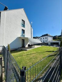 COUP DE COEUR ASSURER!!!

APPARTEMENT AVEC JARDIN PRIVATIF!!!

Ce Beau Appartement/Duplex offre un cadre de vie très cosy, chaleureux, intime et tranquille!

En très bon état avec des équipements intérieurs de qualité 'haut de gamme avec grandes terrasses orientées sud-ouest; partie 'jardin' comprise, ainsi qu'une cave, un emplacement intérieur et 2 emplacements extérieurs;

Situation très centrale et proche de toutes les commodités diverses de la vie courante.
Autres atouts : triple vitrage; chauffage au sol; volets électriques.

Composition de l'appartement avec une surface habitable de +/- 127,13 m² et une terrasse au rdch et au 2e étage grand balcon:

- rez-de-chaussée :hall d'entrée, cuisine bien équipée ouverte, living et salle à manger avec des grandes baie vitrées donnant vers grand jardin privatif clôturé et balcon aussi, une chambre ou bureau et WC séparée,

- 2e étage : hall de nuit, belle suite parental avec douche privatif et balcon, salle de douche avec WC, et deux chambres à coucher .

- 2 emplacements extérieurs, 1 emplacement intérieur pour une voiture, une grande cave et buanderie complète ce beau Duplex.

Pour tout renseignement complémentaire ou information veuillez nous contacter par email info@immonordstrooss.lu ou par Tél: 691 850 805.

Proposition de crédit/financement à taux compétitif auprès des banques Luxembourgeoise incluse dans nos services gratuits.