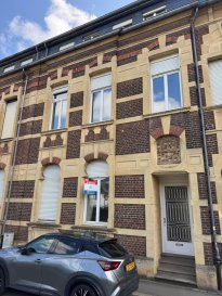 En exclusivité chez Active Invest

Spacieuse maison de maître de ± 200 m² habitables, située dans un quartier calme et recherché. À proximité immédiate du centre de Dudelange, gare, bus, Commune, Match, Delhaize, cette propriété offre volume. 

Composition :

Rez-de-jardin :
Grande halle d'entrée 
Living lumineux 
Salle à manger 
Cuisine séparée et équipée
Véranda fermée avec marquise et éclairage intégré 
WC séparé
Terrasse donnant sur un jardin privatif aménagé

1er étage :
3 chambres à coucher 
1 salle de bain 

2eme étage : Jusqu'à 3 chambres à coucher ou pièces polyvalentes

Sous-sol :
Caves, local de bain, pièces techniques possibilité d'aménagement en espace de vie complémentaire en dessous de la terrasse.

Extérieur : 
Garage intérieur Emplacement de parking extérieur Double accès par deux rues différentes, rue Jean Jaurès et rue de l'Etang.

Détails techniques : 
Surface habitable : ± 200 m² 
Surface terrain : 3,75 ares 
Type : Maison unifamiliale mitoyenne
État : À rafraîchir 
Chauffage : gaz 

Intéressé(e) ?
Contactez-nous pour une visite ou plus d'informations : 
info@active-invest.lu +352 621 323 867