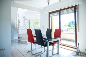 **Sous Compromis**
Duplex 1 chambre à Dudelange. Immeuble localisé sur la route de Kayl avec une vue dégagée au dernier étage de l'immeuble.

Le duplex se compose:

Au RDC du Duplex :

- Cuisine ouverte complètement équipée 
- Un salon avec un accès vers la terrasse qui est orientée côté sud avec un petit espace bureau.
- Un WC séparé

Au 1er étage:

- Une salle de bain avec baignoire
- Une chambre de 20m2 avec un petit dressing 
- Un spacieux grenier/débarras

Ce Duplex a été complètement repeint et il dispose aussi d'une cave, d'un garage box à l'intérieur et d'un grand jardin commun.

Les honoraires sont à charge du vendeur.

Pour l´ obtention de votre financement, n'hésitez pas à nous demander pour vous mettre en contact avec nos partenaires du financement qui vous aident à avoir votre prêt aux meilleures conditions du marché.

Pour plus d'informations n'hésitez pas à contacter Monsieur Goncalves José au 621784559 ou par email goncalves@sigo.lu

Notes :
1. Si vous êtes un agent immobilier, ce bien immobilier est disponible pour partager. N'hésitez pas à faire le rapprochement avec vos clients et contactez-nous afin d'organiser une visite.