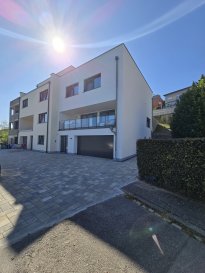 A DECOUVRIR !!!

Superbe maison neuve proposant 3 « côtés libres », disposant de +/- 225,8 m2 habitable sur +/- 3.60 ares de terrain privatif, comprenant :  

Au  sous-sol :
- Hall d'accueil avec des armoire encastrais. 
- Espace cave. 
- Chaufferie. 
- Double Garage. 
- Salle de douche 

 Au 1er étage : 
- Hall. 
- Salle de bain avec WC. 
- Grand salon et salle à manger donnant à une terrasse de +/- 18 m2 avec superbe vue sans vis à vis. 
- Grande Cuisine équipée séparée avec débarras.  

 Au deuxième étage :
- Hall d'étage. 
- 3 grande chambres à coucher.
- WC avec possibilité de faire une dousche
- Bureau.

Au dernière étage :
- Une suite parentale avec espace dressing donnant vers une terrasse de +/-30m2 avec vue magnifique et une salle de douche privative.  

Plusieurs emplacements extérieurs complète ce magnifique maison.

Classe énergétique AA : Chaudière pompe à chaleur avec chauffage par le sol / Triple vitrage et volets électriques / VMC double flux ...

Pour plus de renseignements ou une visite veuillez nous contacter au 691 850 805.

Proposition de crédit/financement à taux compétitif d'une banque luxembourgeoise incluse dans nos services gratuit.