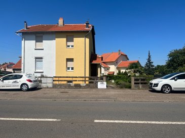 Uckange Rue de Longwy maison mitoyenne de type F3 avec au RDC ,une entrée,cuisine, salon, salle de bains 
A l'étage : 2 chambres à coucher
Au s/sol : buanderie / chaufferie et une cave accès sur jardin 
Jardin 3,93 ares
Prix : 159 000 €