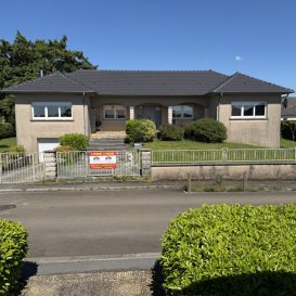 A vendre à COSNES-ET-ROMAIN (54400) maison individuelle de plain-pied, élevée sur sous-sol complet, construction 1975.

Cette maison offre 140m² habitable, avec un sous-sol de 140m², sur un terrain de 8 ares et 48 centiares.

Maison très lumineuse, située dans un quartier résidentiel.

Description du bien:

La maison se compose de :

* Une entrée avec dégagement.

* Une cuisine entièrement équipée avec accès sur la salle à manger (11m²).

* Spacieux salon/salle à manger (42m²). 

* 3 Chambres, dont :

* Une chambre avec deux grands dressings (21m²).

* Une deuxième chambre avec grand dressing (21m²).

* Une salle de bain avec baignoire, une douche à l'italienne et 2 vasques (11m²).

* Un cabinet de toilette séparé.

Prestation :

Double vitrage PVC avec volets roulants électriques.

* Chambres avec parquet en chene.

* Toiture neuve de 2022.

* Chauffage au Fioul avec chaudière récente ( 3 ans, marque De Dietrich).

* Raccordement au tout-à-l'égout.

*Sous-sol complet de 140m² :

* Garage pour 3 voitures avec porte motorisée (55m²).

* Chaufferie/buanderie.

* 3 Grandes caves.

* Fenetres du sous-sol équipées de triple vitrage.

* Taxe foncière : 1512€ (ordures ménagères incluses).

* Maison idéale pour une famille recherchant confort, volumes et rangements.