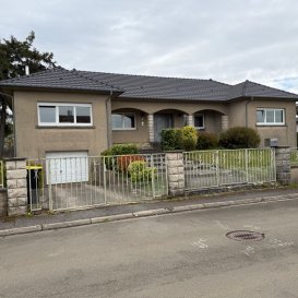 A vendre à COSNES-ET-ROMAIN (54400) maison individuelle de plain-pied, élevée sur sous-sol complet, constructionen 1975.

Cette maison offre 140m² habitable, complétés par 140m² de sous-sol, sur un terrain de 8 ares et 48 centiares.

Maison très lumineuse, située dans un quartier résidentiel.

Description du bien:

La maison se compose de :

* Une entrée avec dégagement.

* Une cuisine entièrement équipée avec accès sur la salle à manger (11m²).

* Spacieux salon/salle à manger (42m²). 

* 3 Chambres, dont :

* Une chambre avec deux grands dressings (21m²).

* Une deuxième chambre avec grand dressing (21m²).

* Une salle de bain avec baignoire, une douche à l'italienne et 2 vasques (11m²).

* Un cabinet de toilette séparé.

Prestation :

Double vitrage PVC avec volets roulants électriques.

* Chambres avec parquet en chene.

* Toiture neuve de 2022.

* Chauffage au Fioul avec chaudière récente ( 3 ans, marque De Dietrich).

* Raccordement au tout-à-l'égout.

*Sous-sol complet de 140m² :

* Garage pour 3 voitures avec porte motorisée (55m²).

* Chaufferie/buanderie.

* 3 Grandes caves.

* Fenetre du sous-sol équoipées de triple vitrage.

* Taxe foncière : 1512€ (orudures ménagères incluses).

* Maisoni déale pour une famille recherchant confort, volumes et rangements.