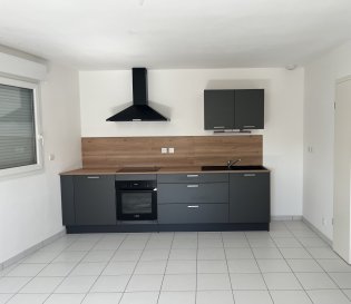 Appartement F2 de 59m2 situé au 2ème et dernier étage sans ascenseur d'une résidence édifiée en 2009. Cet appartement comprend : entrée avec placard, séjour avec cuisine équipée neuve (four, plaque de cuisson, hotte aspirante et mobilier haut et bas), une chambre, salle de bains avec baignoire et pare douche, WC, cellier. Double vitrage PVC, volets électriques, isolation extérieure, chauffage par le sol. Les charges comprennent : eau froide, entretien des communs et espaces verts, taxe ordures ménagères, électricité des communs. Les frais d'agence à la charge du preneur sont de : 640€ (bail + dossier 470€, état des lieux 170€).
