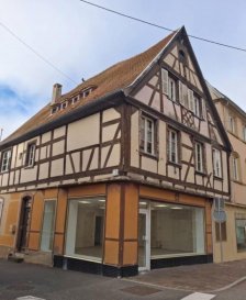 Immeuble Bitche. Belle opportunité d'investissement au centre historique de Bitche, Nord Sud immobilier propose à la vente cet immeuble de ville composé de :
- Au rez de chaussée : un  local commercial avec vitrine en verre sécurisée, 30m² , en parfait état et actuellement loué.
- Entrée commune avec courette
- Logement de 107m² en duplex comprenant un séjour, cuisine aménagée, 4 chambres à coucher, salle d'eau et salle de bain.
 - Sous sol avec cave voutée

Contact Nord Sud immobilier à Bitche, Rohrbach les Bitche, Diemeringen et Sarreguemines au 0372640102