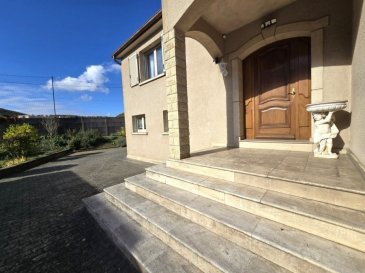 Clos sainte Geneviève,
Au sein d'un quartier pavillonnaire calme,
En fond d'impasse et bordure de forêt,

Vaste et lumineuse maison individuelle de construction traditionnelle en demi niveau de 212m² habitables sur 10a 42ca clos et sans vis à vis composée comme suit:

Hall d'entrée avec hauteur cathédrale et placards intégrés(10m²) desservant un escalier double et permettant l'accès:

- Au demi niveau inférieur offrant: 
 
Cuisine intégralement équipée ouvrant sur salle à manger de 44m², salon de 20m², un dégagement, salle d'eau contemporaine de 6m² avec wc ,meuble vasque et sèche serviette, garage de 50m² (5mx10m) avec cellier et coin buanderie

-Au demi Niveau supérieur offrant :

Un dégagement avec placard de rangement de 18m², 4 grandes chambres sur parquet massif de respectivement (26,20,18 et 11m²), une grande pièce de stockage de 28m² ( possibilité de chambres supplémentaires),wc séparé, une salle de bains de 12m² avec meuble double vasque, baignoire d'angle semi encastré.

-A l'extérieur :

Un dépendance en dure de 15m², stationnement pour plusieurs véhicules, terrasse couverte de 20m² , jardin d'agrément.

-Technique:

Comble sur dalle béton et charpente traditionnelle, double vitrage aluminium avec volet roulant électrique (2025), pompe à chaleur air-air (2025)et chauffage électrique au sol , cheminée au bois dans la pièce de vie, système électrique en sécurité

Mr Antonoff:06-52-83-85-07