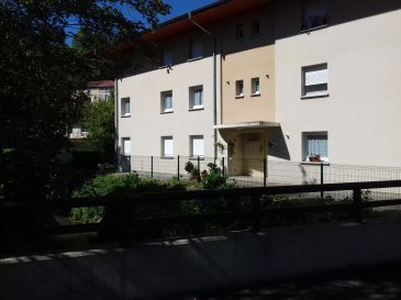 Appartement de Type F4 de 117 m² situé au 1er étage d'une résidence et comprenant : Entrée, Couloir avec Placards, Cuisine encastrée et équipée, WC, 2 Chambres dont une avec placard, Salle de bains avec baignoire et douche, Très Grand Salon / Séjour, Balcon, Chaufferie, Garage, Chauffage au GAZ, Adoucisseur d'eau. Frais d'agence 700 € TTC.