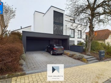 Situé à Grevenmacher au rez-de-chaussée d'une maison bi familiale, ce magnifique appartement d'une surface habitable de ± 117 m² se compose comme suit :

Le hall d'entrée de ± 12 m² avec armoire vestiaire intégré et wc séparé de ± 4 m² (wc, urinoir, meuble lave-mains, miroir) dessert d'un côté un salon de ± 37 m² ouvert sur une salle à manger de ± 23 m², les deux avec accès à la terrasse, donnant sur une cuisine ouverte équipée/aménagée de ± 9 m² avec un espace rangement séparé de ± 4 m².

De l'autre côté le hall d'entrée dessert une chambre à coucher de ± 18 m² avec une armoire dressing intégré et une salle de douche séparé de ± 11 m² (douche, meuble lavabo, miroir, rangements, wc, chauffage infra-rouge).

Une terrasse de ± 40 m², un jardin de ± 110 m² ainsi qu'une buanderie et cave commune au sous-sol complètent l'offre.

Détails complémentaires :
- Passeport énergétique B - B
- Chauffage au sol, pompe à chaleur
- Triple vitrage, châssis bois-alu, stores électriques
- Emplacement de parking extérieur

Location:
- Libre au 15.06.2025
- Loyer: 2200 €/mois ? Charges: 200 €/mois (chauffage, eau, électricité, ménage)
- Garantie bancaire: 2 mois de loyer
- Frais d'agence: ½ mois de loyer + TVA
- Durée de location: 2 ans puis reconductible d'année en année
- Appartement non-fumeur, animaux interdit, recherche locataire sans enfants

Personne responsable du bien:
Achille De Villers
Tel. +352 / 621588854
Email: achille@vanmaurits.lu