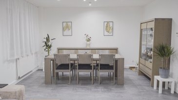Florange grand Rue maison avec 2 appartements + 1 studio  
Cette maison se compose des éléments suivants:  
- au rdc : 1 grand appartement en duplex avec au 1er niveau,entrée,cuisine équipée,grand salon séjour,sdb ( douche vasque et toilette ) dressig , accès petite terrasse.Au 2 eme nieau , 3 chambres , sdb ( baignoire,vasque et toilette ), 1 ancienne cuisine. Chauffage gaz individuel , DV PVC  
- au 2 eme étage : F2 mansardé avec cuisine équipé ouverte sur salon,1 chambre,sdb ( douche et toilette ) Chauffage électrique  
- à l'arriere de la maison : petit studio en duplex avec au 1er niveau ,pièce de vie et coin cuisine, d uche et toilette et au 2 eme niveau, 1 chambre  
- S/sol complet avec buanderie,chaufferie,2 caves ,local poubelles, une 2eme buanderie  
Prix avec honoraires agence inclus : 294 000 €
