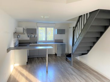 Bel appartement F3 Bis duplex.  Dans petit immeuble au calme et à 2 min. accès A31 - Bel appartement F3 bis en duplex - 9, rue du Général Custines 54670 CUSTINES comprenant :
 Entrée, cuisine aménagée ouverte sur séjour, dégagement, 2 chambres, 1 bureau, SDB/WC, cave commune, jardinet et terrasse commune, place de parking
 Chauffage ind gaz - 59,95 m2 - Libre à la location le 26 février 2026
 Les informations sur les risques auxquels ce bien est exposé sont disponibles sur le site Géorisques : www.georisques.gouv.fr