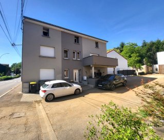 Fontoy,

Proche de toutes comodités (écoles, commerces,etc...) et du Luxembourg,

Au sein d'une petite copropriété de 3 logements rénovée récemment et tès bien entretenue,

Bel appartement traversant, offrant 91 m², composé comme suit : 

- Au 1er étage,

Entrée, grande pièce de vie de 30m² constituée d'une cuisine ouverte intégralement équipée et d'un lumineux salon séjour avec accès à la terrasse suspendue, 3 chambres parquetées de respectivement 21, 12 et 9m², salle d'eau tout confort entièrement carrelée, wc séparé et dégagement.

- Confort : 

Système électrique aux normes, chauffage central au gaz, fenêtres DV PVC avec volets roulants, terrasse suspendue de 15m² et stationnement facile au pied de la copropriété.

Pas de charges de copropriété.

Monsieur Cridel
06-48-16-53-67