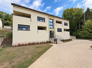 À VENDRE 

JS Partners Immobilière vous propose à la vente ce bel appartement de +/- 100 m2 habitables, situé à Everlange, commune d'Useldange, au rez-de-chaussée d'une résidence moderne construite en 2019 et composée de seulement 6 unités.

L'appartement séduit par ses beaux volumes, sa luminosité et surtout par sa grande terrasse d'environ 33 m2.

Disposition

- Hall d'entrée
- Spacieux salon / salle à manger
- Cuisine équipée
- 2 chambres à coucher avec accès à la terrasse
- Salle de bains avec douche, baignoire et double lavabo
- WC séparé
- Débarras / vestiaire avec possibilité d'installer une machine à laver
-  Balcon d'environ 5 m²
-  Grande terrasse d'environ 33 m²
-  Cave privative d'environ 4 m²
-  1 emplacement intérieur
- 1 emplacement extérieur

Informations complémentaires

-  Construction : 2019
-  CPE : A/B
-  Triple vitrage
-  Chauffage au sol
-  VMC
-  Buanderie commune
-  Petite résidence de seulement 6 appartements

Un appartement moderne et confortable offrant de généreux espaces intérieurs et extérieurs, idéal pour ceux qui recherchent le confort d'une construction récente dans un environnement agréable.

Pour tout renseignement complémentaire ou pour organiser une visite :

JS Partners Immobilière  
?? +352 621 216 646

Les surfaces et superficies sont données à titre indicatif.