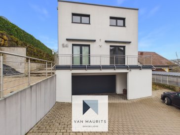 Greiveldange - Maison contemporaine 4 chambres avec grand jardin et classe énergétique A-A

Située dans un environnement résidentiel calme à Greiveldange, au cœur de la région mosellane, cette maison individuelle construite en 2019 offre un cadre particulièrement agréable pour une famille à la recherche d'espace, de confort moderne et d'un accès pratique vers Luxembourg-Ville.

Implantée sur un terrain de 8,60 ares orienté sud, la propriété dispose d'environ 158 m² habitables et d'une surface totale d'environ 230 m². Elle se distingue notamment par ses quatre chambres, son vaste espace de vie de 65 m², ses grandes terrasses, son jardin et ses excellentes performances énergétiques A-A.

L'espace nuit comprend quatre chambres d'environ 12 m², 12 m², 13 m² et 23 m². La chambre principale bénéficie de dimensions particulièrement généreuses. Deux dressings d'environ 8 m² et 9 m² ainsi que deux salles de bains/douche complètent cet espace.

Cette partie de la maison donne également accès à une terrasse d'environ 58 m² et à un balcon d'environ 17 m², permettant de profiter pleinement du jardin et de l'environnement verdoyant.

À l'étage supérieur se trouve le cœur de la maison : un lumineux espace ouvert d'environ 65 m² réunissant salon, salle à manger et cuisine. Les grandes dimensions de cette pièce permettent de créer différents espaces de vie tout en conservant une atmosphère ouverte et conviviale.

La cuisine équipée dispose d'électroménagers de qualité Miele et Bora. Un second balcon d'environ 15 m² prolonge naturellement l'espace de vie vers l'extérieur. Un vestiaire et un WC séparé complètent cet étage.

Le sous-sol offre des surfaces supplémentaires particulièrement pratiques, avec une cave d'environ 21 m², un local technique, des espaces de rangement et un garage d'environ 38 m². Plusieurs véhicules peuvent également être stationnés devant la maison.

Construite en 2019, la maison bénéficie d'équipements modernes comprenant une pompe à chaleur, des panneaux solaires, un système de ventilation, des stores électriques, une alarme et la fibre optique. Sa classe énergétique A-A contribue à limiter les coûts énergétiques tout en assurant un excellent confort au quotidien.

Greiveldange offre un environnement calme entre vignobles, nature et Moselle, tout en permettant de rejoindre facilement Remich, Grevenmacher et Luxembourg-Ville.

Cette propriété constitue une option particulièrement intéressante pour une famille recherchant une maison moderne de quatre chambres, de beaux espaces extérieurs et une bonne performance énergétique dans la région de la Moselle luxembourgeoise.