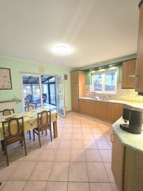 Immo Nordstrooss vous propose cette charmante maison jumelée à vendre dans le beau village de Buschrodt, commune de Grosbous-Wahl. 

La maison est située dans une rue calme (zone 30) avec une surface totale de +/- 292m² dont +/- 211.7m² habitable et implantée sur un terrain de 4,82ares, elle a été construite en 1999 et agrandi en 2007,
avec des finitions soignées et matériaux de qualité 
dans un environnement calme au coeur de la nature. 

La maison se compose comme suit: 
Niveau rue: - spacieux hall d'entrée avec coin vestiaire - 1 chambre à coucher ou bureau - buanderie / cave/ chaufferie - cave à vin - 2 garages dont 1 pour 2 voitures. 

1er niveau: (niveau jardin) - 1 belle cuisine équipée avec sortie sur une spacieuse véranda - séjour /salle à manger de +/- 45 m² - 2 chambres à coucher - salle de bain avec baignoire, wc, lavabo - wc séparé.

2ème niveau: - 1 chambre à coucher - salle de douche avec wc, lavabo - spacieuse mezzanine pour bureau, salle de jeux, coin fitness, coin lecture... 

Extérieur: - spacieuse terrasse avec coin jardin / potager. Atouts: - Châssis PVC et fenêtre double vitrage - Porte en chêne massif - Feu ouvert et poêles à bois - Véranda avec poêle à bois équipé d'un toit ouvrant avec marquise électrique 

Toutes les commodités (commerces, restaurants, médecin, pharmacie...) dans un rayon de 10 km.

Pour plus de renseignements ou une visite (visites également possibles le samedi sur rdv), veuillez contacter le 691 850 805.

Proposition de crédit/financement à taux compétitif d'une banque luxembourgeoise incluse dans nos services gratuit.