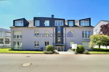 immohub, votre partenaire immobilier à Mondercange, est ravi de vous présenter à la vente un appartement au Rez-de-Chaussé d'une résidence soignée à 12 unités, située dans une cité résidentielle sans trafic de passage. 
Offrant calme et confort, ce bien bénéficie de deux chambres, un balcon, un emplacement intérieur et un emplacement extérieur.

Le bien se compose comme suit:

RDC :
-Hall d'entrée : 13,20 m2
-WC séparé : 1,90 m2
-Séjour avec accès terrasse : 21,50 m2
-Cuisine indépendante : 7,80 m2 avec accès terrasse 
-Chambre I : 13,20 m2
-Chambre II : 14,60 m2
-Salle de douche : 3,20 m2
-Débarras : 0,80 m2
-Terrasse : 6,45 m2 orientée Est

Détails supplémentaires :
-Année de construction : 1995
-Disponible immédiatement
-Double vitrage, châssis en bois, volets électriques
-Chauffage au gaz / Chaudière 2022
-Classe énergétique : E/E
-Charges mensuelles : 200 €
-Un emplacement extérieur & un emplacement intérieur
-Surface habitable : +/- 76 m2
-Surface utile selon cadastre : 82,66 m2
-Fibre optique
-Cave privative
 
Ce bien est vendu loué :
-Loyer : 1800 € 
-Charges mensuelles : 200 €
 
Cet appartement est idéal pour un investissement et aussi pour le besoin personnel.
Une commune demandée et sécurisée, une cité résidentielle sans trafic de
passage et une infrastructure imbattable.