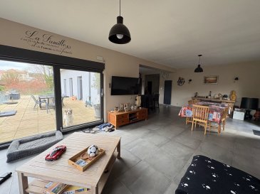 Maison - 160m ². PANETTA IMMOBILIER vous propose, 

Produit très rare secteur Longwy Haut ! 

Un pavillon individuel de plain-pied, d'environ 160m² habitables sur près de 20ares de terrain.

Cette maison entièrement rénovée entre 2017 et 2018 se compose comme suit : 

Vous trouverez une vaste entrée donnant accès à un lumineux et grand espace salon/séjour ouvert sur une cuisine moderne et équipée (avec accès grande terrasse 80m² et jardin exposé plein SUD) ; une première salle d'eau avec WC , 4 chambres allant de 10m² à 17m² dont 3 avec accès terrasse ; une grande salle d'eau (douche à l'italienne et WC).

Attenant à la maison, on y trouvera un double garage.

Ce bien dispose également de combles aménageables sur toute la surface de la maison, ainsi que d'un sous sol de plus de 200m² à aménager.

Le chauffage de ce bien est au gaz (Chaudière DE DIETRICH) ; DVPVC avec volets motorisés ; tout à l'égout ; électricité aux normes ; VMC simple flux.


Pour plus d’informations, veuillez contacter Monsieur COLSON Emmanuel au +33 7 81 30 24 02.

Les informations sur les risques auxquels ce bien est exposé sont disponibles sur le site Géorisques : www.georisques.gouv.fr