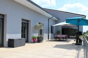 Maison - 160m ². PANETTA IMMOBILIER vous propose, 

Produit très rare secteur Longwy Haut ! 

Un pavillon individuel de plain-pied, d'environ 160m² habitables sur près de 20ares de terrain.

Cette maison entièrement rénovée entre 2017 et 2018 se compose comme suit : 

Vous trouverez une vaste entrée donnant accès à un lumineux et grand espace salon/séjour ouvert sur une cuisine moderne et équipée (avec accès grande terrasse 80m² et jardin exposé plein SUD) ; une première salle d'eau avec WC , 4 chambres allant de 10m² à 17m² dont 3 avec accès terrasse ; une grande salle d'eau (douche à l'italienne et WC).

Attenant à la maison, on y trouvera un double garage.

Ce bien dispose également de combles aménageables sur toute la surface de la maison, ainsi que d'un sous sol de plus de 200m² à aménager.

Le chauffage de ce bien est au gaz (Chaudière DE DIETRICH) ; DVPVC avec volets motorisés ; tout à l'égout ; électricité aux normes ; VMC simple flux.


Pour plus d’informations, veuillez contacter Monsieur COLSON Emmanuel au +33 7 81 30 24 02.

Les informations sur les risques auxquels ce bien est exposé sont disponibles sur le site Géorisques : www.georisques.gouv.fr