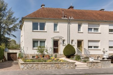 ***SOUS-COMPROMIS***

RE/MAX SELECT, spécialiste de l'immobilier a Beggen vous propose en vente cette belle Maison jumelée d’env. 115m2 avec possibilité d'extension vers l'arrière de 60m2 au total.
Idéalement Située dans le quartier calme et très prisée de Beggen, cette maison jumelée avec Um grand potentiel vous attend.
Possibilité d'extension vers l'arrière (env. 60m2 au total) 

Composé comme suit :
Au RDC
1 hall d'entrée
1 WC Séparé
1 grand living (séjour) 
1 salle à manger
1 cuisine équipée ouverte sur une terrasse 
 
Au 1er étage
2 chambres à coucher
1 salle de bain avec douche
 
Au sous-sol
1 cave
1 buanderie

1 garage
2 emplacement extérieur 
Année de construction : 1950
E-Pass: E-F
Surface: 115m²