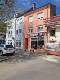 IMMEUBLE DE RAPPORT À DIEKIRCH


Immo Nordstrooss vous présente cette immeuble de rapport à vendre au centre de Diekirch ayant une surface utile totale d'environ 200m², le local commercial ainsi que les 3 appartements sont
loués.

Le bien étant à proximité de toutes commodités et des commerces se compose comme suit :

+++Local commercial d'environ 40m² en bon état +++

- au rez-de-chaussée
- 1 appartement 1 chambre d'environ 45m² complètement rénové
1er étage
- 1 appartement 1 chambre d'environ 45m²
2ème étage
- 1 appartement 1 chambre d'environ 40m²
- 2 caves de 32m² au sous-sol

L'immeuble de rapport est vendu avec les plans d'architecte et l'autorisation de la commune pour la transformation/l'agrandissement de l'immeuble en 1 local commercial et 3 appartements pouvant être séparés par une cadastre verticale.

Pour tout renseignement complémentaire ou information veuillez nous contacter par email info@immonordstrooss.lu ou par Tél: 691 850 805.

Proposition de crédit/financement à taux compétitif auprès des banques Luxembourgeoise incluse dans nos services gratuits.