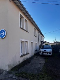 Appartement de Type F3 de 75.86 m² situé au RDC et comprenant :  
Entrée, Cuisine, Salon/Séjour, Salle de bains, WC, 2 Chambres  
Chauffage Electrique  
Frais d'agence 570 €