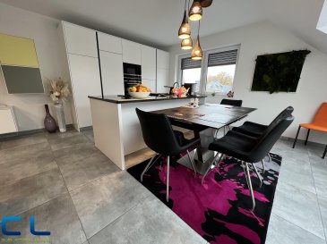 Nous vous proposons à la vente ce bel appartement atypique de construction récente. Très fonctionnel et lumineux offrant un espace de vie de qualité.<br>Il se compose de trois chambres à coucher dont un avec grand balcon, d\'une salle de douche, d\'un w.c séparé, d\'une cuisine équipée ouverte sur le salon donnant accès à la terrasse, d\'une cave et d\'un emplacement de parking intérieur. <br>L\'appartement est dans un état impeccable, se trouvant au dernier étage avec ascenseur d\'une résidence récente située dans une rue calme à 5 minutes à pied du centre-ville.<br>N\'hésitez pas à demander une visite des lieux ! <br>Les frais d\'agence sont inclus dans le prix et entièrement à charge du vendeur.