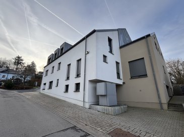 Situé au 2ème étage de la nouvelle résidence, bel appartement (n°5) neuf et disponible immédiatement pour 1ere occupation, disposant d'une surface de +/- 89 m², comprenant :

- Hall d'accueil.
- Salon et salle à manger.
- Cuisine ouverte sur salle à manger.
- 3 chambres à coucher.
- Salle de douche avec Wc et une fenêtre.
- WC séparé.
- Débarras dans l'appartement.
- Cave privative et buanderie commune.
- Garage fermé pour une voiture et un emplacement de parking extérieur privatif.

Belles prestations : chauffage par pompe à chaleur et chauffage au sol, fenêtres triple vitrage et volets électriques, VMC double flux ...

Neuf est disponible immédiatement.
Classe énergétique AA.