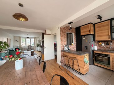 YUTZ  -  Maison rénovée de 220 m² sur 9,85 ares. Belle surprise à Yutz ! Entièrement rénovée, cette maison des années 1960 développe environ 220 m² sur trois niveaux, sur un terrain de 9,85 ares.
Elle offre une distribution idéale pour une grande famille avec, au rez-de-chaussée, une belle pièce de vie avec cuisine ouverte donnant sur la terrasse et le jardin, une chambre, une salle de jeux,une salle de douche et un WC. 
Le premier étage accueille quatre chambres, une kitchenette, une salle de bains et un WC.
 Au dernier niveau, les combles aménagés offrent un espace particulièrement chaleureux avec climatisation réversible, une chambre et une salle de bains avec baignoire balnéo.
La maison dispose également d'un sous-sol complet avec garage et caves.
Rénovation complète, isolation par l'extérieur, pompe à chaleur et DPE A : un bien confortable, économe et prêt à vivre. 
Et pour les investisseurs, le potentiel est particulièrement intéressant : la configuration des trois niveaux permet d'envisager facilement la création de trois appartements indépendants, offrant ainsi différentes possibilités d'exploitation et de rentabilité.
Les informations sur les risques auxquels ce bien est exposé sont disponibles sur le site Géorisques : www.georisques.gouv.fr » 
Contacts :
K.Karas : 06 08 31 19 87
K. Moriceau : 06 75 66 99 25