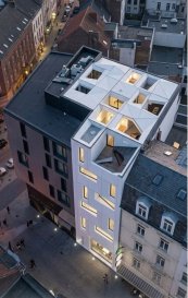 Immeuble de rapport à Esch-sur-Alzette  
Proposé par HOUSE FOR YOU, cet immeuble est vendu en état de gros œuvre ouvert (travaux de finition à réaliser).  
Composition de l'immeuble  
Rez-de-chaussée  
- Local commercial de 110 m²  
- Cave de soutien  
1er étage (avec ascenseur)  
- Appartement d'environ 60 m²  
- Cuisine ouverte sur le séjour  
- 2 chambres  
- Salle de douche  
2e étage (avec ascenseur)  
- Appartement d'environ 60 m²  
- Cuisine ouverte sur le séjour  
- 2 chambres  
- Salle de douche  
3e et 4e étages (duplex avec ascenseur)  
- Duplex d'environ 82 m²  
- Cuisine ouverte sur le séjour  
- 3 chambres  
- Salle de douche  
- WC séparé  
- Petite terrasse au 3e étage  
- Grande terrasse de 16,24 m² au 4e étage  
Informations complémentaires  
- Photos du gros œuvre et plans disponibles sur demande.  
- Étude de rentabilité (vente ou location) disponible.  
- Devis pour l'achèvement des travaux disponible.  
- Frais d'agence à la charge du vendeur.  
Surface totale approximative  
- Local commercial : 110 m²  
- Appartement 1 : 60 m²  
- Appartement 2 : 60 m²  
Duplex : 82 m²  

Total : environ 312 m² habitables/commerciaux (hors caves et terrasses).  
Si vous envisagez un investissement locatif, je peux également vous aider à estimer la rentabilité potentielle de cet immeuble à Esch-sur-Alzette.  
Situation et environnement  
Idéalement situé à Esch-sur-Alzette, deuxième ville du Grand-Duché de Luxembourg, cet immeuble bénéficie d'un emplacement stratégique offrant un excellent potentiel locatif et commercial.  
Accès routiers :  
Accès rapide aux autoroutes A4 (Luxembourg-Ville), A13 (Pétange, Allemagne) et A30 (France).  
Connexions aisées vers Luxembourg-Ville, Belval, la frontière française et les principaux pôles économiques du sud du pays.  
Transports en commun :  
- Gare d'Esch-sur-Alzette à proximité, avec liaisons régulières vers Luxembourg-Ville et l'ensemble du réseau ferroviaire national.  
- Réseau de bus urbains et régionaux performant desservant les différents quartiers de la ville ainsi que les communes voisines.  
Commerces et services :  
- Centre-ville dynamique avec de nombreux commerces de proximité, supermarchés, restaurants, cafés, banques et services administratifs.  
- Tous les services du quotidien sont facilement accessibles.  
Écoles et enseignement :  
- Présence d'établissements scolaires de tous niveaux, de l'école fondamentale aux lycées.  
- Proximité du quartier de Belval, reconnu pour son campus universitaire et son pôle d'innovation.  
Qualité de vie :  
- Ville disposant de nombreuses infrastructures sportives, culturelles et de loisirs.  
- Parcs, espaces verts, centres sportifs et équipements publics contribuent à l'attractivité du secteur pour les familles et les locataires.  
Cet emplacement privilégié constitue un véritable atout pour un investissement destiné à la location résidentielle et commerciale, grâce à une demande locative soutenue dans la région sud du Luxembourg.