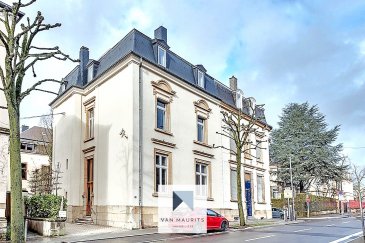 À 100 mètres de la Place du Glacis et de son parking de l'arrêt du tram, cette belle maison de maître de ± 330m² (± 230m² de bureaux et une cave de ± 70m² archives/centrale informatique etc..), totalement rénovée avec câblage informatique entre les étages et les pièces, se situe sur le Boulevard Joseph II au centre-ville.

Elle se compose comme suit:

Au rez-de-chaussée ? d'une entrée de ± 11m² avec un WC séparé, de 3 bureaux de ± 21 (avec une cheminée), 19 et 19m², d'une cuisine/coin repas de ± 13m² et d'un petit vestiaire. Hauteur du plafond 4m.

Au 1er étage ? le palier mène à 4 bureaux de ± 21, 21 (avec une cheminée), 20 et 19m². Hauteur du plafond 4m.

Au 2ème étage ? le palier mène à 3 bureaux de ± 19, 19 et 11m² ainsi qu'un autre bureau de 20m² avec sa mezzanine de 6m² et une salle de douche avec WC. Un grenier aménagé de ± 15 m² faisant partie du lot.

Au sous-sol ? plusieurs caves voutées avec une bonne hauteur de plafond.

Il y a un garage fermé ainsi que 2 emplacements extérieurs. (sans oublier le parking du Glacis à 100m)

Le contrat de bail prend fin le 1er septembre 2028. La résiliation, peut être effectuée à tout moment sous réserve d'un préavis notifié par lettre recommandée avec AR de 6 (six) mois.

Le rendement étant de 4%

Généralités :

Placement idéal - Centre Ville
très bon état
Double vitrage
Câblage informatique
Passeport énergétique 