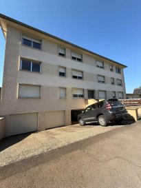 À VENDRE – Appartement 1 chambre avec garage et cave – 64 m² habitables

Découvrez cet agréable appartement de 64 m², idéalement situé dans une résidence bien entretenue ayant bénéficié de récents travaux importants (toiture refaite en 2023, chaudière changée en 2024).

 L’appartement se compose de :
	•	Une chambre à coucher spacieuse
	•	Un salon lumineux, avec possibilité d’y aménager un espace salle à manger
	•	Une cuisine équipée neuve, installée récemment
	•	Une salle de douche rénovée avec goût
	•	Un WC séparé entièrement refait

Vous bénéficiez également :
	•	D’une cave privative, pratique pour le rangement
	•	D’un garage fermé, inclus dans le prix

Situé dans un quartier calme et proche de toutes les commodités, cet appartement est une belle opportunité à ne pas manquer, que ce soit pour y vivre ou pour un investissement.

Pour plus d’informations ou organiser une visite, n’hésitez pas à nous contacter !

Le prix est annoncé avec les frais d'agence +tva inclus.

 ---------- 
Dëst schéint Appartement zu Diddeleng bitt eng Wunnfläch vun 64 m² an ass ideal fir een Persoun oder e puer. Mat enger gemittlecher Schlofkummer, bidd dëst Heem all den néidegen Komfort fir eng roueg an entspaanten Liewensstil. Déi grouss Fënsteren a Kombinatioun mat der duebeler Verglasung suergen fir eng exzellent Isolatioun a vill natierlecht Liicht.

D'Kichen ass zäitgeméiss a funktionell ageriicht, wat et einfach mécht Är kulinaresch Fäegkeeten auszebauen. Den Zesummenhalt vun den Raim ass perfekt fir déi déi gären an engem oppene Raum liewen. D'Gemeinschaftswäschkichen an der Résidence erliichtert den Alldag a spuert Plaz an der Wunneng.

D'Location vum Appartement ass zentral, mat einfacher Zougänglechkeet zu lokalen Ariichtungen, Geschäfter an ëffentlechen Transportmëttel. Dëst ass eng exzellent Geleeënheet fir all déi, déi e bequem a praktescht Heem an Diddeleng sichen. Verpasst net d'Chance fir dëst charmant Appartement ze besëtzen.