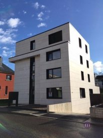 Bureaux lumineux sis au rez-de-chaussée  de +/- 155 m2 dans une nouvelle construction, immeuble mixte, comprenant: grand open space donnant sur terrasse, réception, cuisine, 2 WC, hall d\'entrée, cave, 1 emplacement intérieur. <br><br>Grand open space pouvant convenir pour un cabinet médical, cabinet de kinésithérapie, bureau d\'architecture et toute autre profession libérale. <br>Possibilité de louer un emplacement<br>->loyer mensuel: 250,-€<br><br>Loyer mensuel des bureaux HTVA: .5.735,-€<br>Charges locatives : 420,-€<br><br>Passeport Energétique : AB<br><br>Quartier financier du Kirchberg avec bonne connexion bus et tram, accès rapide vers autoroute, proche de tout commerce. <br><br>