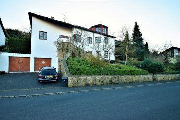Jean-Marc Estgen et RE/MAX SELECT Luxembourg, spécialistes de l'immobilier à Mertesdorf qui est à 5 minutes de Trèves, vous proposent cette splendide Villa érigée sur un terrain de ± 11 ares dans une rue tranquille avec une splendide vue sur la vallée de la Moselle 

Construite en 1980 avec des matériaux nobles, cette très belle maison saura vous séduire par ses beaux volumes ainsi que la parfaite répartition des pièces. 

D'une surface totale de ± 350m² dont ± 272m² habitables, voici comment elle se compose en détail:

RDCH

- Belle et grande entrée
- Cuisine entièrement équipée de chez Bulthaup
- Grande salle à manger lumineuse située dans la tour octogonale
- Un grand double bureau
- Une magnifique 