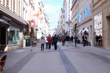 LUXEMBOURG CENTRE VILLE, RUE PHILIPPE II, quartier de prestige à côté d'Hermes et Dior, bureaux à louer au 3ème étage avec ascenseur de 119 m2  et comprenant : couloir de distribution, 3 bureaux sur rue Philippe II, deux bureaux à l'arrière, un balcon, WC, kitchenette, libre de suite
Commission d'agence : un mois de loyer + TVA
Contact et visites : Rosalba MAITRE téléphone : 691 550 189
