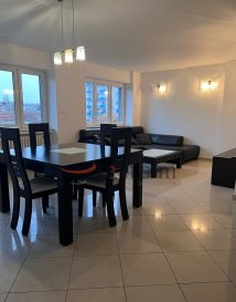 Situé dans le quartier du Sablon, à quelques minutes à pied de la gare, du parc de la Seille et des transports en commun (ligne L5), au sein d'une petite copropriété calme et sécurisée.

Au 3ème étage sans ascenseur, cet appartement se compose d'une entrée, une cuisine aménagée, un vaste salon-séjour avec mobilier ouvrant sur un balcon, ainsi que de trois chambres, dont deux disposent de rangements intégrés (placard et dressing), une salle d'eau avec espace buanderie et un WC indépendant.

Un garage fermé avec porte motorisée est inclus (possibilité d'en avoir un deuxième en option). 
Local vélo 

Volets électriques, menuiseries PVC double vitrage

Chauffage collectif urbain

Disponible de suite, à visiter sans tarder ! 

Loyer : 1 050€
Provisions sur Charges Mensuelles avec Régularisation Annuelle : 200€ (Chauffage, eau froide, eau chaude, électricité et entretien des communs, TOM)

Dépôt de garantie : 1 050€

Honoraires de Rédaction de Bail : 664€
Honoraires d'Etat des Lieux : 249€

Les informations sur les risques auxquels ce bien est exposé sont disponibles sur le site Géorisques : www. georisques. gouv. fr

BELSIM IMMOBILIER 03 87 16 44 44