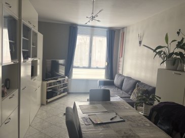 Venez découvrir ce bel appartement de type F3 de 60 m², situé au rez-de-chaussée surélevé d'une résidence à Yutz. Fonctionnel et agréable à vivre, ce logement offre des espaces bien agencés ainsi que des équipements pratiques pour faciliter votre quotidien. Il dispose également d'une cave et d'un garage privatifs, apportant un véritable confort supplémentaire.

Dès l'entrée, vous bénéficierez d'un espace de rangement pratique pour organiser vos affaires. L'appartement se compose d'un séjour lumineux et traversant, offrant un cadre agréable pour vos moments de détente et de convivialité.

La cuisine est équipée d'une plaque de cuisson au gaz, d'un four, d'une hotte et d'un lave-vaisselle. Le réfrigérateur reste à prévoir, vous permettant ainsi d'aménager cet espace selon vos besoins.

L'espace nuit comprend deux chambres, idéales pour un couple, une petite famille ou pour aménager une chambre supplémentaire en bureau. La salle de bains dispose à la fois d'une baignoire et d'une douche, offrant un confort appréciable au quotidien. Un WC séparé ainsi qu'une buanderie viennent compléter l'agencement intérieur.

L'appartement bénéficie également d'une loggia fermée, véritable espace complémentaire pouvant être aménagé en coin détente ou accueillir vos plantes. Elle vous permettra de profiter d'un espace agréable tout au long de l'année.

Côté équipements, le logement dispose d'une chaudière individuelle au gaz à condensation récente, installée en 2025, ainsi que de fenêtres en PVC à double vitrage équipées de volets roulants.

Le logement est proposé à la location nue, avec un bail de trois ans, et sera disponible à compter du 1er décembre 2026.

Le loyer mensuel s'élève à 800 €, auquel s'ajoute une provision sur charges de 60 €, soit un montant total de 860 € charges comprises. Les charges comprennent l'eau, l'entretien de la chaudière ainsi que l'entretien des parties communes et la taxe d'enlèvement des ordures ménagères.

Les honoraires de location à la charge du locataire s'élèvent à 333 € TTC, comprenant les visites, la constitution du dossier, la rédaction du bail et l'état des lieux d'entrée, soit 5,55 €/m² de surface habitable. Les honoraires à la charge du bailleur s'élèvent également à 333 € TTC.

Pour tout renseignement complémentaire ou pour organiser une visite, vous pouvez nous contacter au 06 35 44 19 44.

Conformément à la réglementation en vigueur, les informations relatives aux risques auxquels ce bien est exposé sont disponibles sur le site officiel : www.georisques.gouv.fr.