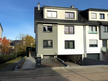 Contactez-le +352 621 323 867 pour cette annonce.

 Duplex d'exception à Dudelange  4 chambres  ±170 m²  Petite copropriété de 2 unités
Situé dans l'une des rues les plus recherchées de Dudelange, au calme du quartier Burdersberg, ce superbe duplex de standing occupe les deux derniers niveaux d'une résidence bifamiliale récente. Bénéficiant d'une surface habitable généreuse, d'une luminosité omniprésente et d'un agencement fonctionnel, il offre un cadre de vie idéal pour une famille à la recherche de confort, d'espace et de prestations modernes.

Achevé en 2013 et parfaitement entretenu, le bien présente une classe énergétique B-C, des équipements techniques de qualité ainsi qu'une vue dégagée très appréciable.

Caractéristiques générales

Duplex 4 chambres ±170 m² habitables
Terrasse de 14,30 m² orientée vers une belle vue
Petite copropriété de 2 unités
État impeccable
Année de construction : 2013
Classe énergétique : B-C
Double garage en longueur + cave privative
Terrain total : 4,01 ares (résidence)


Confort & équipements techniques

Climatisation
Alarme
Panneaux photovoltaïques (autoconsommation)
Chauffage au gaz
Triple vitrage avec châssis PVC
Ventilation et isolation performantes
Revêtements de qualité : carrelage & laminat
Très bonne efficacité thermique et acoustique


Disposition des espaces

Sous-sol
Cave privative avec branchements pour machine à laver & sèche-linge
Garage privatif pour 2 voitures en longueur

1er étage - Espace de vie

Hall d'entrée
Cuisine ouverte entièrement équipée
Grand séjour lumineux avec accès direct à la terrasse
Terrasse de 14,30 m² avec vue dégagée
WC séparé
Salle de douche
1 chambre


2e étage - Espace nuit

Hall de nuit
3 chambres supplémentaires
Salle de douche
Accès grenier


Atouts supplémentaires
Rue calme, résidentielle et très prisée
Vue dégagée
Appartement récent, entretenu avec soin
Volumes généreux et distribution idéale
Petite copropriété : tranquillité assurée
Proche des commerces, écoles, transports et axes routiers
