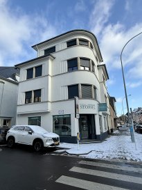 Immeuble de rapport ? 8 chambres meublées + commerce (275 m²)
Description générale :
Immeuble de rapport comprenant un commerce au rez-de-chaussée et 8 chambres meublées réparties sur trois étages. L'ensemble est entièrement équipé et en bon état, idéal pour un investissement locatif avec rendement immédiat.

Disposition du bien :

Rez-de-chaussée (RDC) :
Commerce de 65,70 m²
Garage fermé

1er étage :
3 chambres meublées, chacune avec salle de bains privative
Cuisine commune entièrement équipée

2e étage :
3 chambres meublées, chacune avec salle de bains privative
Cuisine commune entièrement équipée

3e étage :
2 chambres meublées, chacune avec salle de bains privative
Cuisine commune