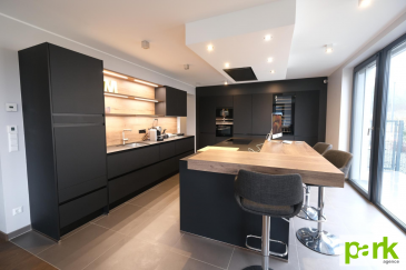 Maison individuelle, moderne et spacieuse à Gonderange - 200 m² habitables - terrain de 4.80 ares  

Située au 1, rue de l'École à Gonderange, cette maison individuelle construite en 2019/2020 offre un cadre de vie confortable et moderne, alliant prestations haut de gamme et efficacité énergétique (classe ABA).  

Caractéristiques principales :  
- Surface habitable : 200 m²  
- Surface totale : 282 m² (garage, chaufferie, terrasse bioclimatique incluse)  
- Terrain clos de 4,80 ares  
- Terrasse avec pergola bioclimatique et store électrique de 40m2  
- Toiture terrasse  
- Triple vitrage avec raffstore électrique (verre sécurit en RDC), hauteur plafond  
- Chauffage au sol, Pompe à chaleur Budérus  
- Parquet dans toutes les pièces de vie  
- Double flux avec climatisation intégrée (22°)  
- Panneaux solaires pour la production d'eau chaude  
- Système d'alarme Somfy  

Rez-de-chaussée : Un hall d'entrée avec vestiaire et WC, donnant accès à un grand espace de vie lumineux de 67 m², comprenant salon, séjour et cuisine ouverte entièrement équipée avec îlot central, ainsi qu'une cheminée au gaz entre le salon et le séjour. Mobilier sur mesure dans le salon et le séjour. Garage double (33 m²) avec local technique (9,6 m²).  

Étage : Un hall de nuit donnant sur la suite parentale (40 m²) avec dressing et salle de bains, 2 chambres avec placards coulissants intégrés (14,7 m² et 15,5 m²), et un bureau ou 4ème chambre (17 m²). Salle de douche, buanderie et WC indépendant.  

Extérieur : Terrasse bioclimatique de 40 m², fermée par stores électriques.  
Abri de jardin en aluminium.  
Baies vitrées hauteur plafond coulissantes avec accès à la terrasse.  
Terrain clos pour plus d'intimité.  

Une maison moderne, bien pensée et parfaitement équipée, offrant confort et performances énergétiques.  

Contact et visites :  
Arianna GHITTINO,  
Téléphone : 691 205 573  
Email : arianna@parkagence.lu