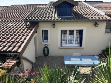 Charmante Maison de la Vallé de la Saulx, idéale pour maison secondaire ou premier achat avec possibilités d'extensions (toiture en excellent état), comprenant entrée, cuisine avec cheminée remarquable, salon, une chambre, salle de bain, wc, greniers aménageables pour plus de 50 m2 loi Carrez (95 m² au sol). Tout à l'égout dans le village (maison raccordée), terrain arboré agréable avec terrasse intime. Parking privatif. A visiter !!