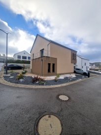 !!!!!!!!!!! ABSOLUMENT A VISITER !!!!!!!!!!!!

Belle maison unifamiliale de 2017 en trés bon état des sis sur un terrain de +/- 5,37 ares à Kaundorf dans la commune de Wiltz à proximité de toutes les commodités
quotidiennes telles que commerces, restaurants, écoles fondamentales, crèches et maison relais Etc...

Composition de la maison :

- hall d'entrée : 6,08 m2
- spacieux living/salle à manger de 44,10m2, donnant vers grande terrasse et jardin de +/- 5,37 ares
- cuisine bien équipée : 14,99m2
- salle de bain avec douche et baignoire de 12,44m2
- WC séparé : 1,45m2
- hall de nuit : 7,17m2
- 2 chambres à coucher et bureau: ( 13.03m2, 27.77m2, 10.05m2 ) dont une avec dressing et petit balcon
- chaufferie : 4.65m2
- Garage pour deux voitures
- Plusieurs emplacements privatif devant la maison.

Pour plus de renseignements ou une visite veuillez nous contacter au 691 850 805.

Proposition de crédit/financement à taux compétitif d'une banque luxembourgeoise incluse dans nos services gratuit.